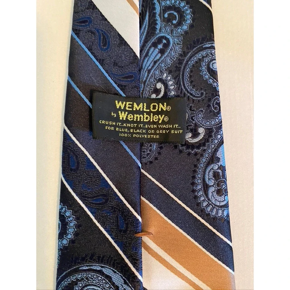 Wemlon by Wembley Mens Tie Blue Tan Paisley Striped Polyester Vintage Style